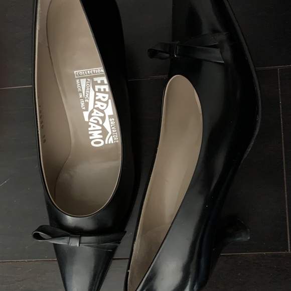 Salvatore Ferragamo 2 inch black pumps, narrow bow - Picture 3 of 4